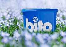 bito-Eimer auf Blumenwiese